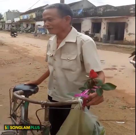 Chuyện tình thời ông bà anh: Cụ ông đi xe cà tàng mua hoa về tặng vợ-1