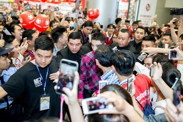 Chị gái cậu bé ung thư xin chữ ký tự truyện Sơn Tùng về đặt lên bàn thờ em trai-6