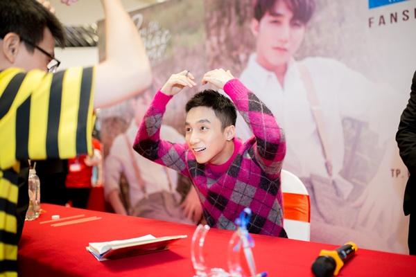 Chị gái cậu bé ung thư xin chữ ký tự truyện Sơn Tùng về đặt lên bàn thờ em trai-10