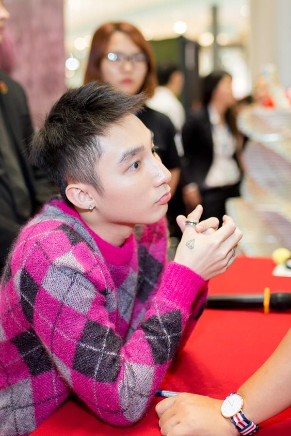 Chị gái cậu bé ung thư xin chữ ký tự truyện Sơn Tùng về đặt lên bàn thờ em trai-13