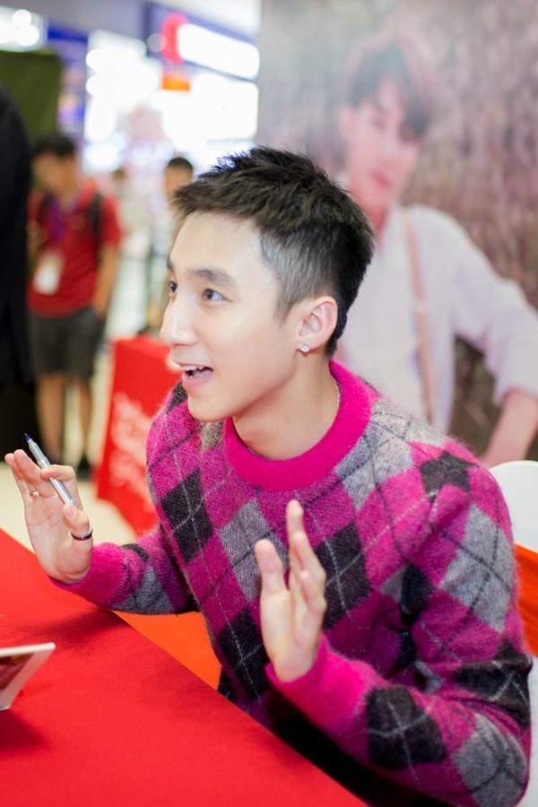 Chị gái cậu bé ung thư xin chữ ký tự truyện Sơn Tùng về đặt lên bàn thờ em trai-14