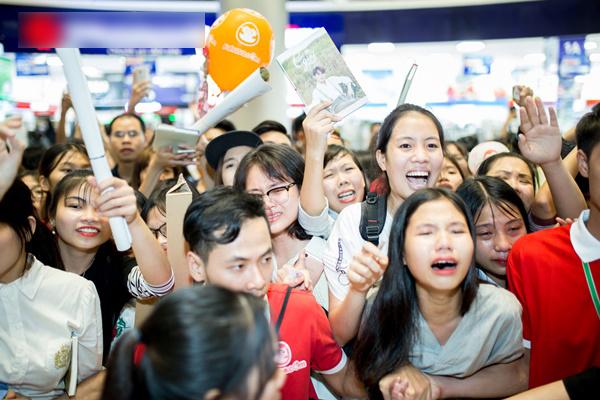 Chị gái cậu bé ung thư xin chữ ký tự truyện Sơn Tùng về đặt lên bàn thờ em trai-8