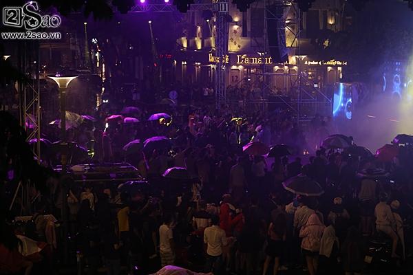 Dàn sao Việt cùng khán giả đội mưa xem thời trang ở phố đi bộ-6