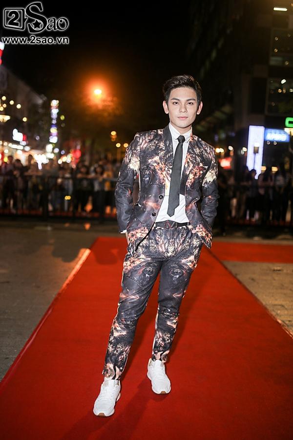 Dàn sao Việt cùng khán giả đội mưa xem thời trang ở phố đi bộ-5