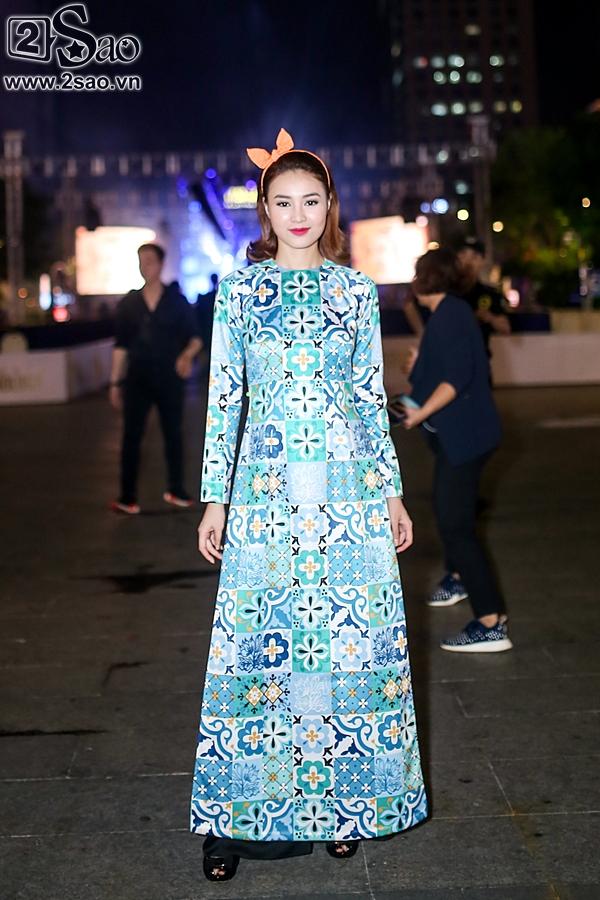 Dàn sao Việt cùng khán giả đội mưa xem thời trang ở phố đi bộ-3