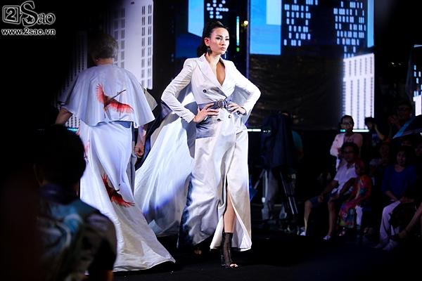 Dàn sao Việt cùng khán giả đội mưa xem thời trang ở phố đi bộ-10