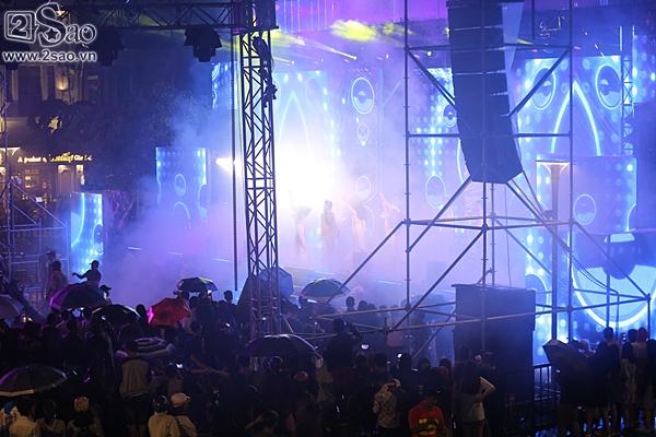 Dàn sao Việt cùng khán giả đội mưa xem thời trang ở phố đi bộ-12