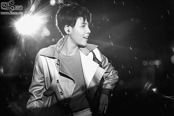 Dàn sao Việt cùng khán giả đội mưa xem thời trang ở phố đi bộ-7