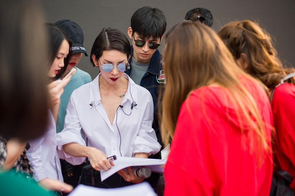 Hoàng Touliver đứng một góc chăm chú theo dõi Tóc Tiên duyệt chương trình-1