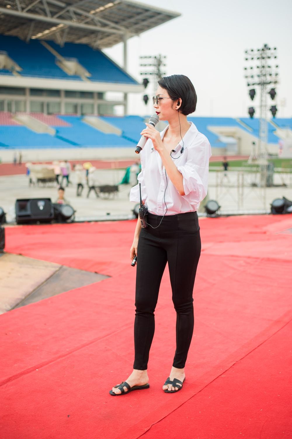 Hoàng Touliver đứng một góc chăm chú theo dõi Tóc Tiên duyệt chương trình-2