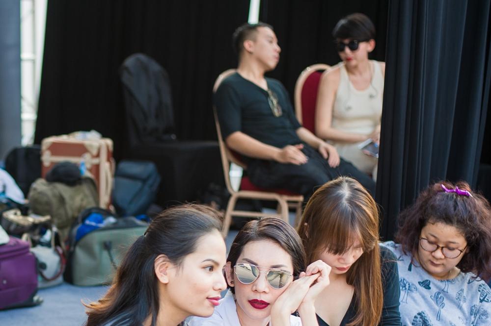 Hoàng Touliver đứng một góc chăm chú theo dõi Tóc Tiên duyệt chương trình-8