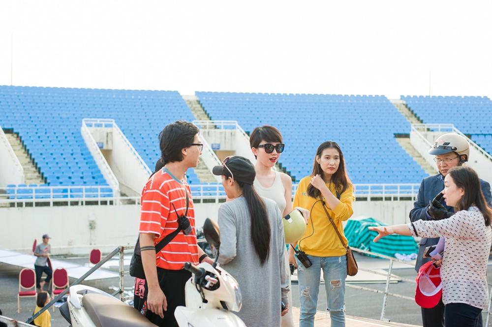 Hoàng Touliver đứng một góc chăm chú theo dõi Tóc Tiên duyệt chương trình-6