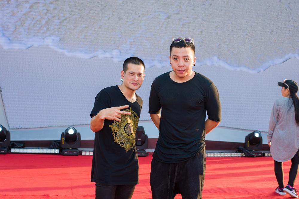 Hoàng Touliver đứng một góc chăm chú theo dõi Tóc Tiên duyệt chương trình-7