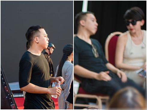 Hoàng Touliver đứng một góc chăm chú theo dõi Tóc Tiên duyệt chương trình