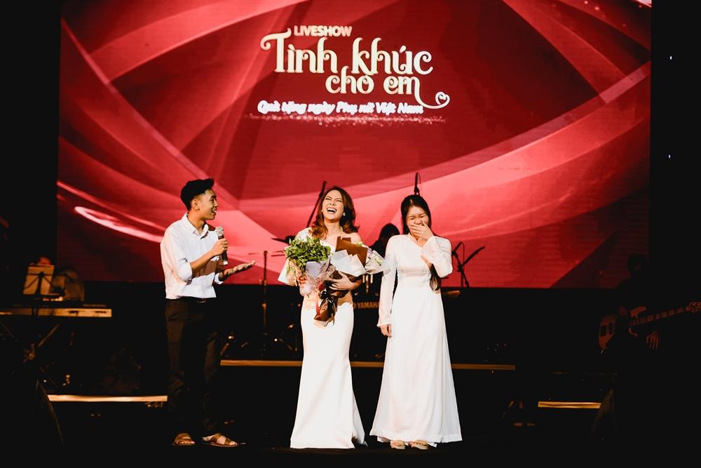 Mỹ Tâm bất ngờ được tặng hoa rau muống từ fan sau khi hát hit triệu views-4