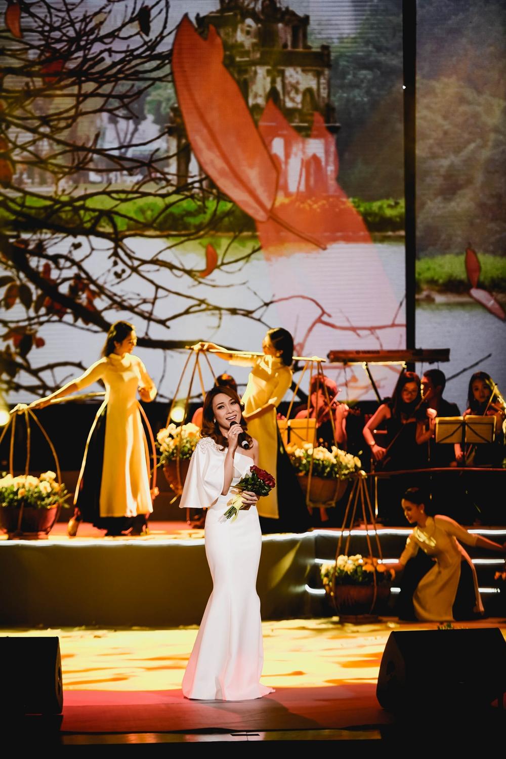 Mỹ Tâm bất ngờ được tặng hoa rau muống từ fan sau khi hát hit triệu views-11