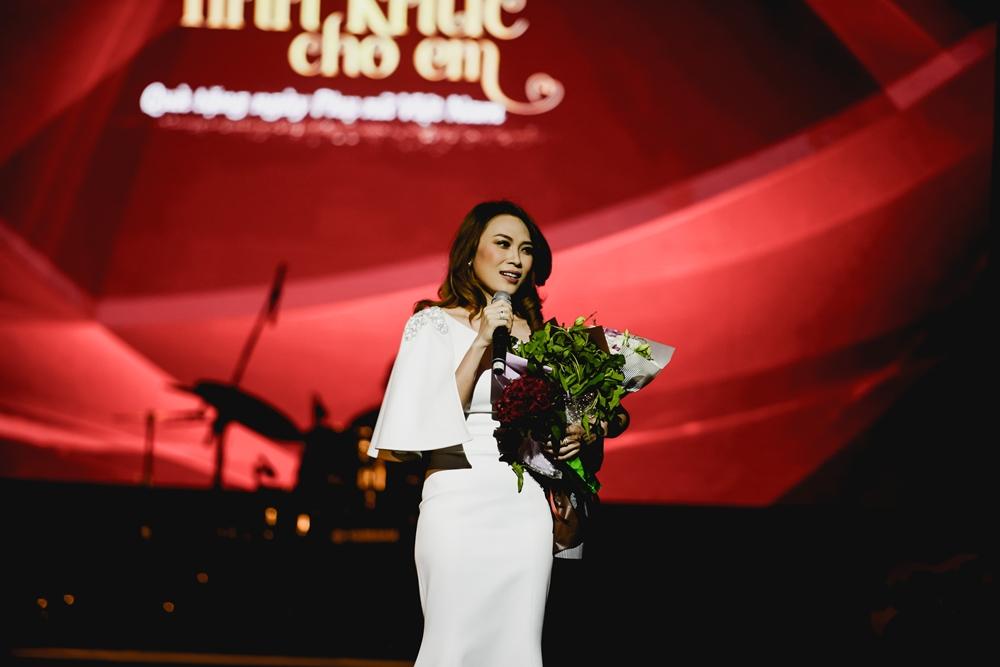 Mỹ Tâm bất ngờ được tặng hoa rau muống từ fan sau khi hát hit triệu views-6