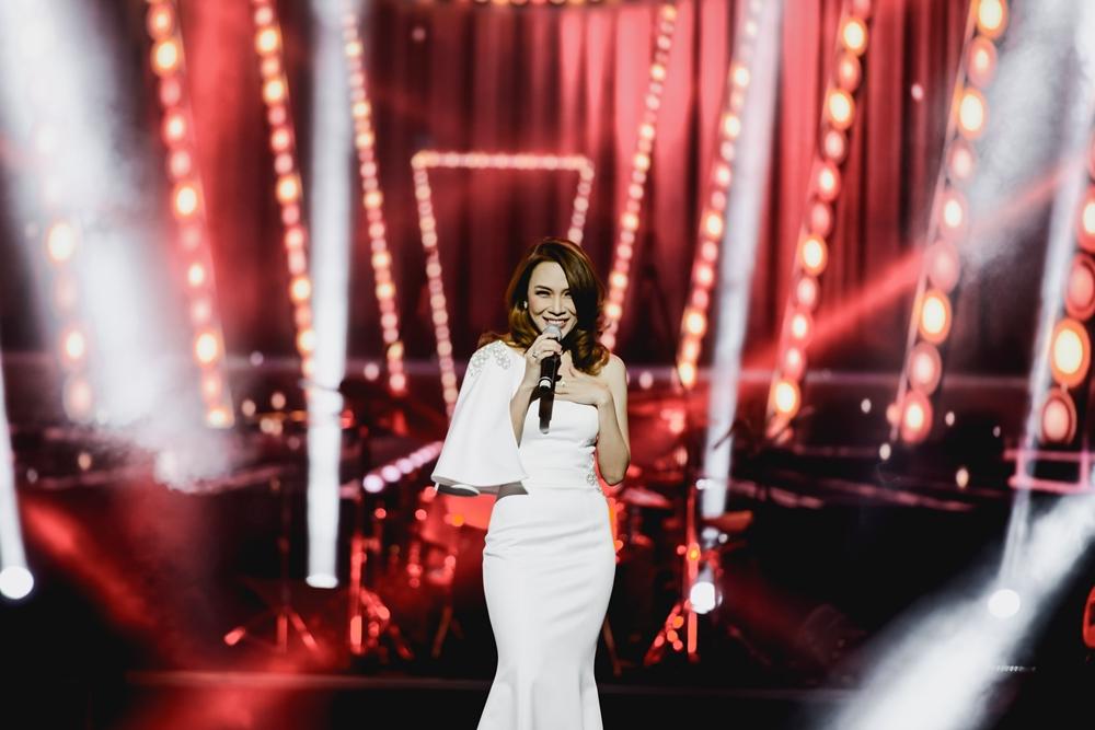 Mỹ Tâm bất ngờ được tặng hoa rau muống từ fan sau khi hát hit triệu views-7