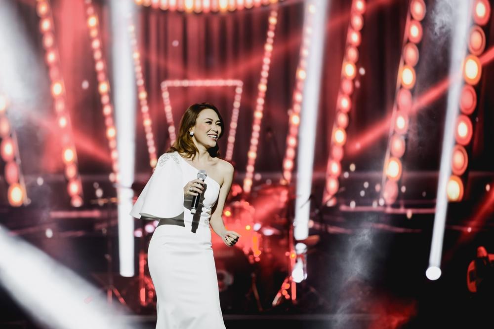 Mỹ Tâm bất ngờ được tặng hoa rau muống từ fan sau khi hát hit triệu views-9