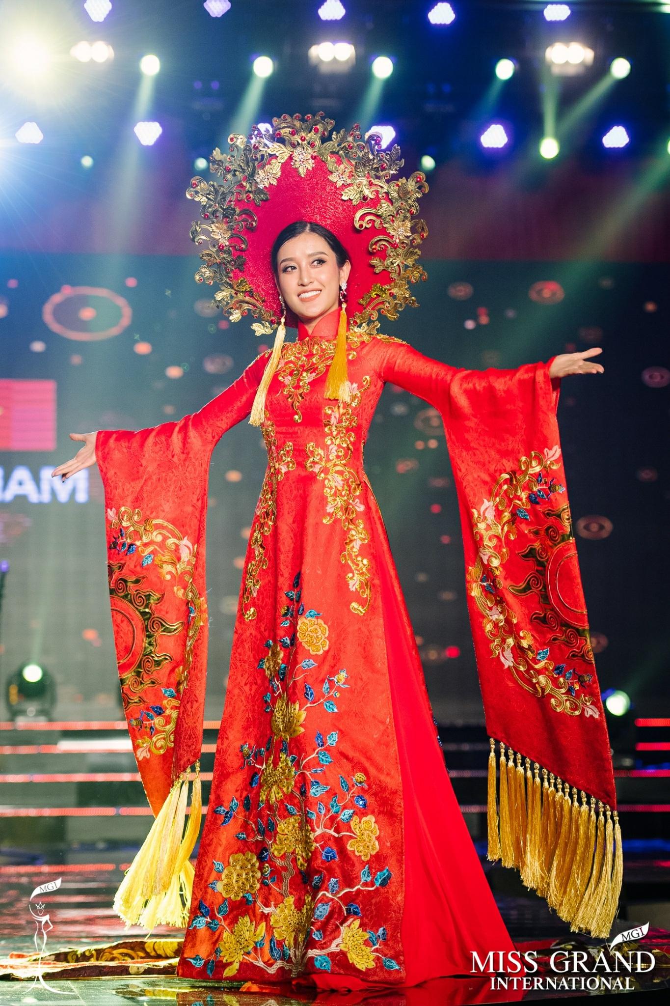 Áo dài nặng 30kg của Huyền My có nhiều khả năng đạt giải Quốc phục đẹp nhất Miss Grand 2017-3