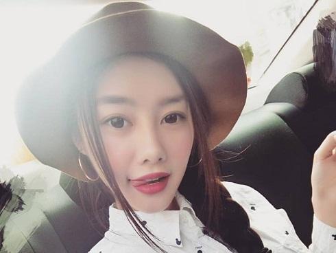 Tin sao Việt 22/10: Trời đang mưa, Ngọc Trinh bất ngờ lên sân thượng để làm điều tuyệt vời-14