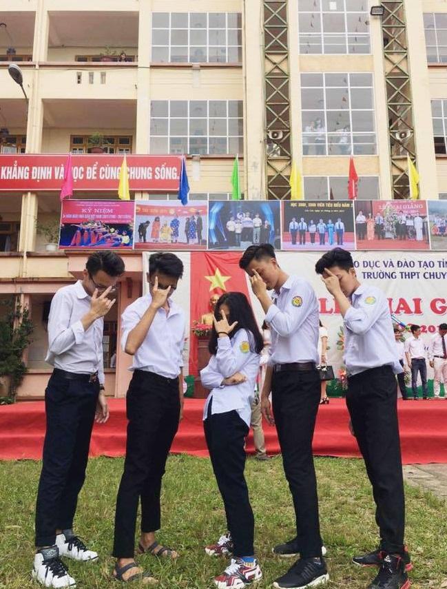 Vườn sao băng đời thực: Nữ sinh Lào Cai lọt thỏm giữa 4 chàng bạn thân đẹp trai, học giỏi, mê bóng rổ-2