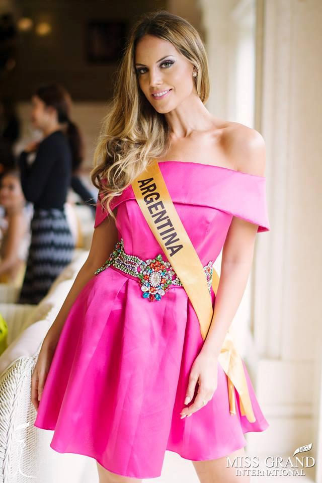 Những bộ trang phục kém xinh của dàn thí sinh tại Hoa hậu Hòa bình-1