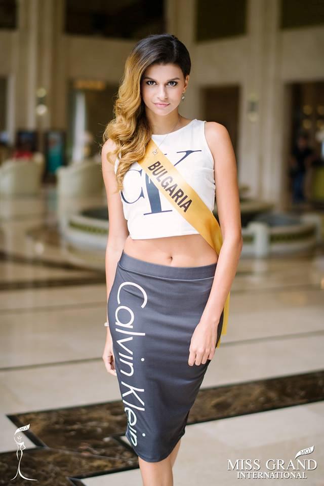 Những bộ trang phục kém xinh của dàn thí sinh tại Hoa hậu Hòa bình-4