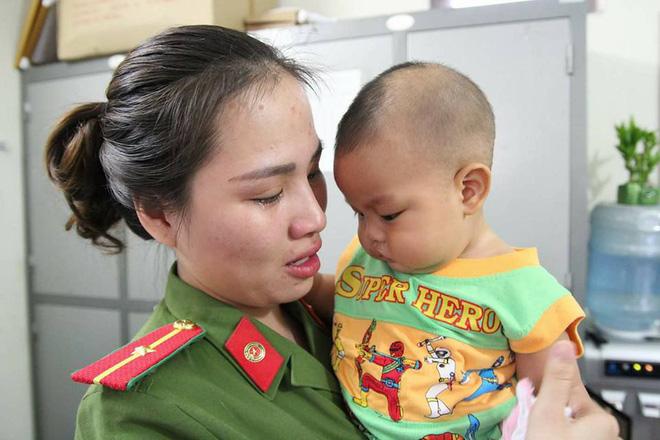Bé trai bị mẹ bỏ rơi ở nhà nghỉ được nữ công an cho bú: Cháu vẫn còn nhớ sữa mẹ lắm-5