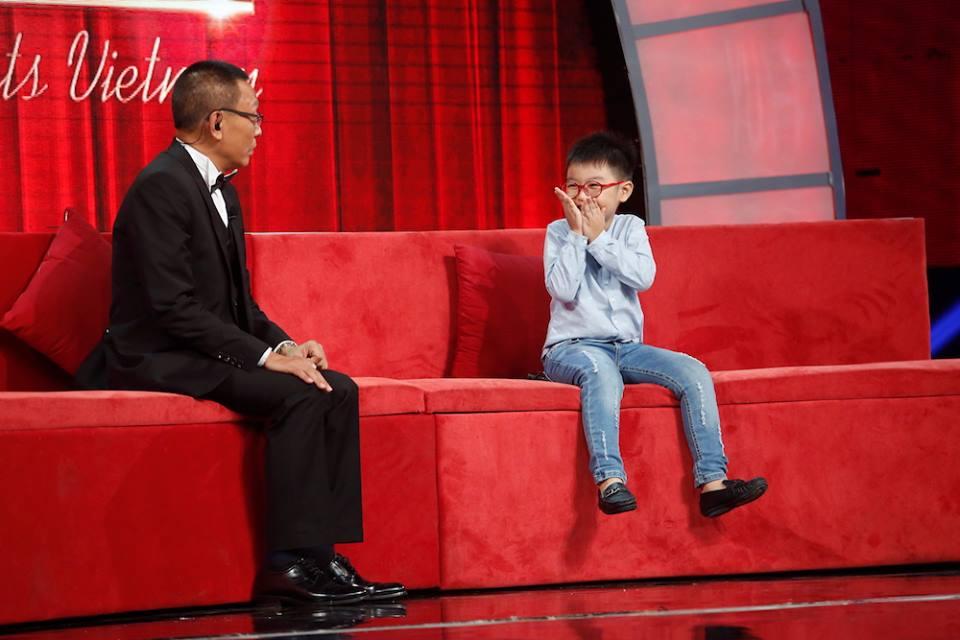 Thánh biết tuốt 6 tuổi vượt mặt MC Lại Văn Sâm trên sân khấu Mặt trời bé con-3