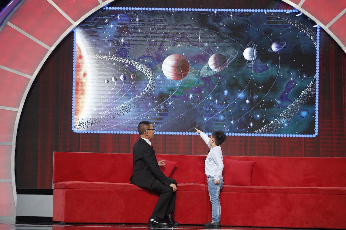 Thánh biết tuốt 6 tuổi vượt mặt MC Lại Văn Sâm trên sân khấu Mặt trời bé con-1