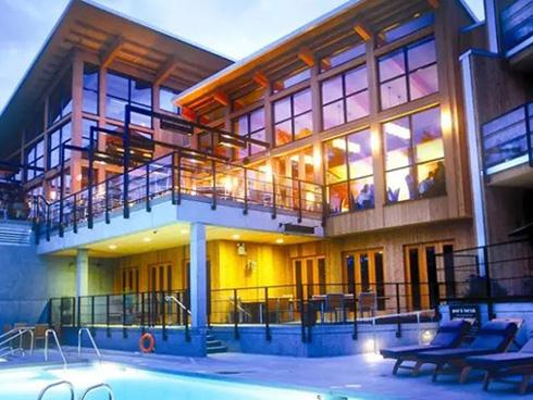 Du khách trêu ngươi tử thần ở hồ bơi sát mép vực-11