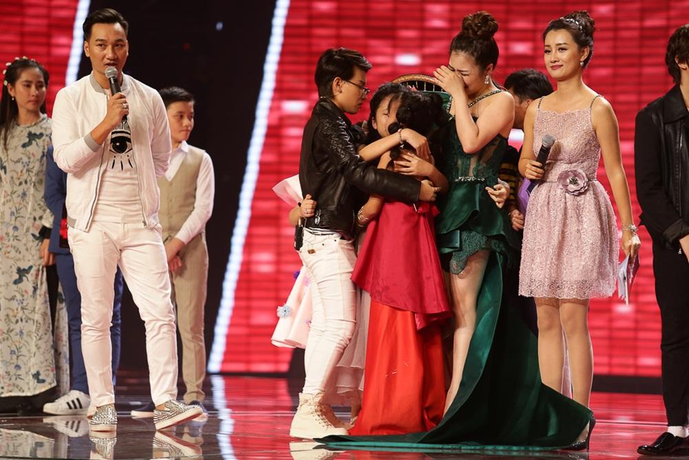 Giọng hát Việt nhí: Hương Tràm khóc sướt mướt khi phải loại thí sinh-4