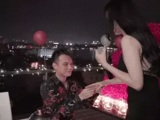 'Lịm tim' với video toàn cảnh Khắc Việt quỳ gối cầu hôn bạn gái