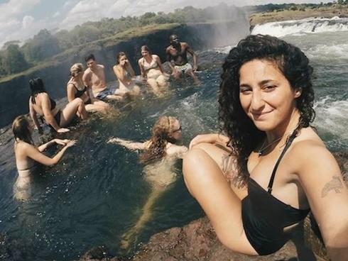 Du khách trêu ngươi tử thần ở hồ bơi sát mép vực