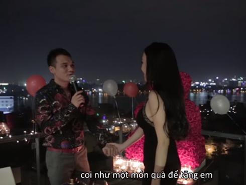 Lịm tim với video toàn cảnh Khắc Việt quỳ gối cầu hôn bạn gái-1