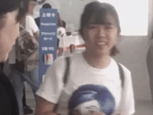 Chàng trai bí mật đặt mua vé máy bay để tiễn bạn gái đi du học gây bão mạng