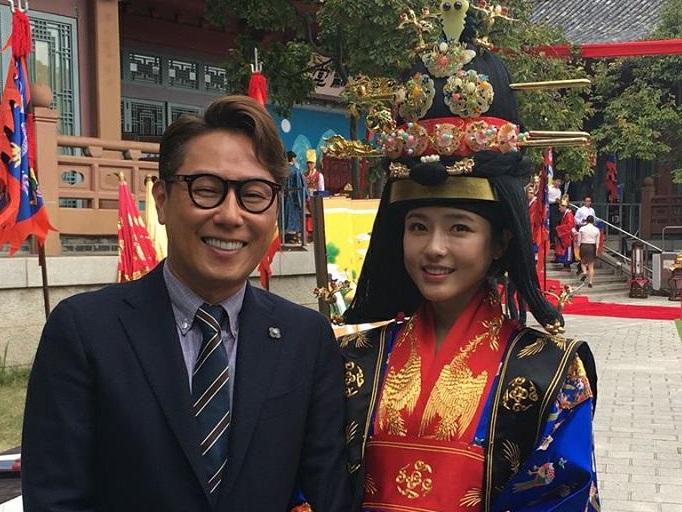 Sao Hàn 23/10: Lee Dong Wook bị quấy rối tình dục vì chiếc quần nhạy cảm-11