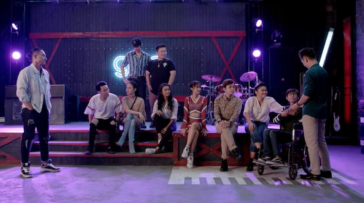 Glee: Angela Phương Trinh, Hòa Minzy ngồi hát trên xe lăn-4