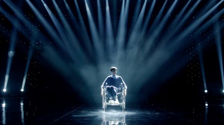 Glee: Angela Phương Trinh, Hòa Minzy ngồi hát trên xe lăn-6