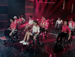 Glee: Angela Phương Trinh, Hòa Minzy ngồi hát trên xe lăn