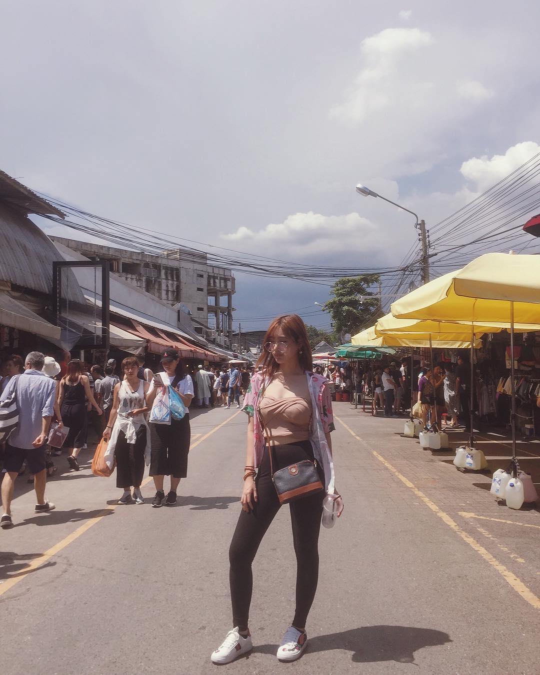 Cô bạn Malaysia với chiều cao nấm lùn mà vẫn ùn ùn người theo-5