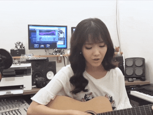 Hot girl - hot boy Việt 23/10: Thánh nữ bolero Jang Mi đốn tim fan khi vừa đàn vừa hát hit của Mỹ Tâm