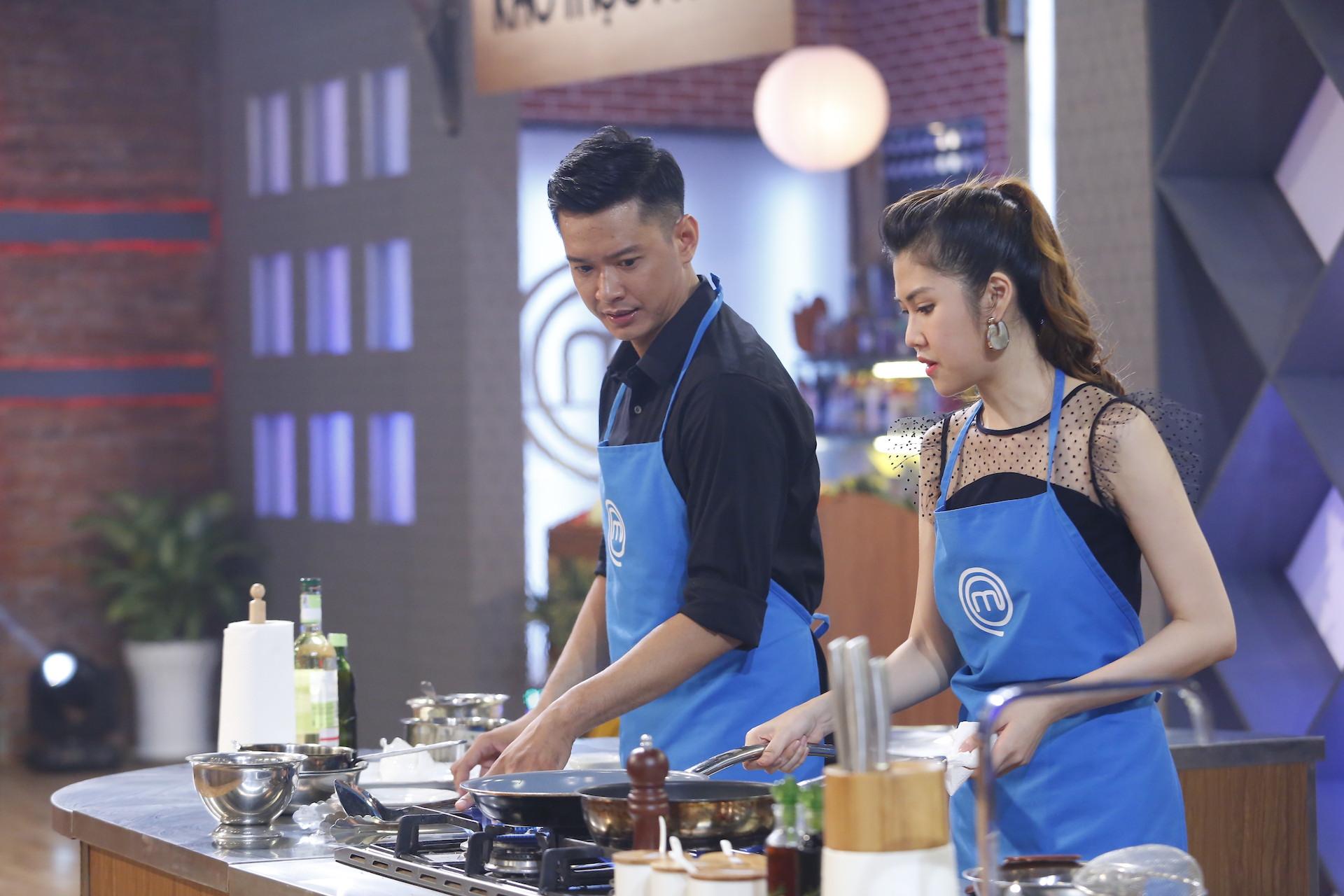 Trổ tài làm cánh gà chiên mắm, Hà Anh ẵm ngay chiến thắng tập 1 Vua đầu bếp-3