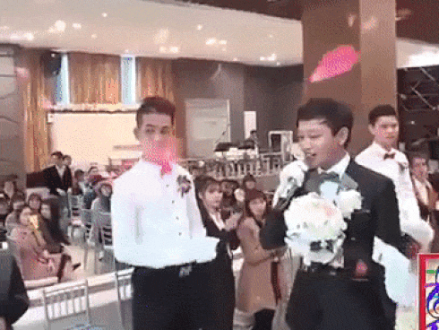 Chú rể hát cực hay tặng cô dâu trong đám cưới khiến nhiều người 'lịm tim'