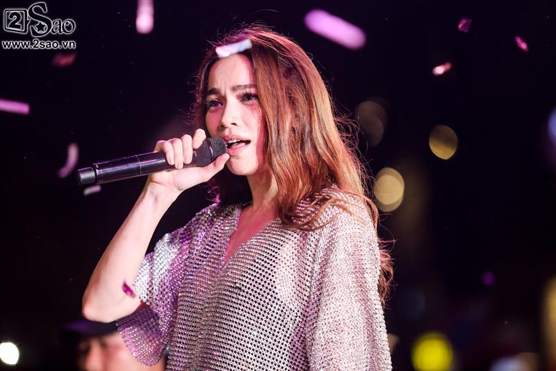 Hà Hồ chỉnh váy cho người mẫu, bị khán giả vây kín phố đi bộ-2