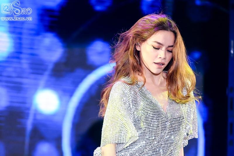 Hà Hồ chỉnh váy cho người mẫu, bị khán giả vây kín phố đi bộ-3