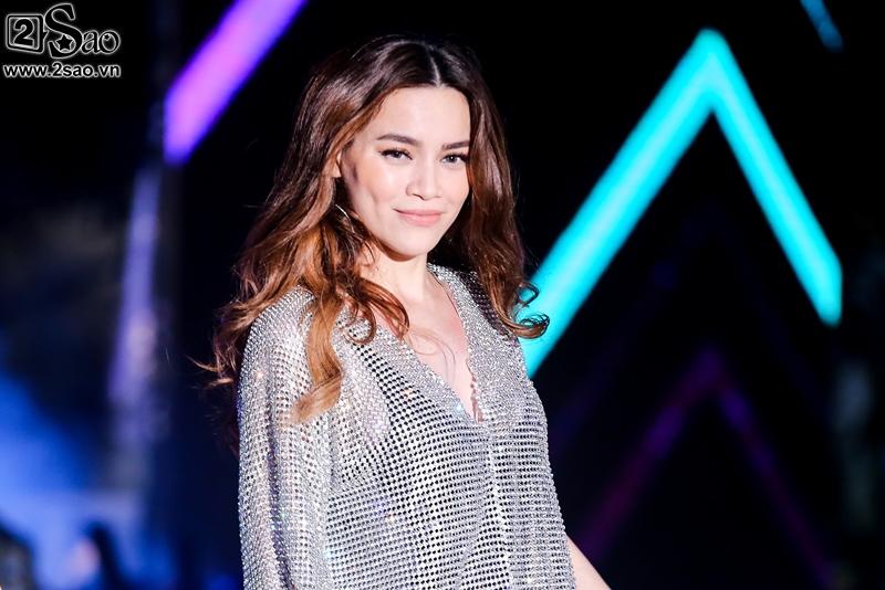 Hà Hồ chỉnh váy cho người mẫu, bị khán giả vây kín phố đi bộ-5