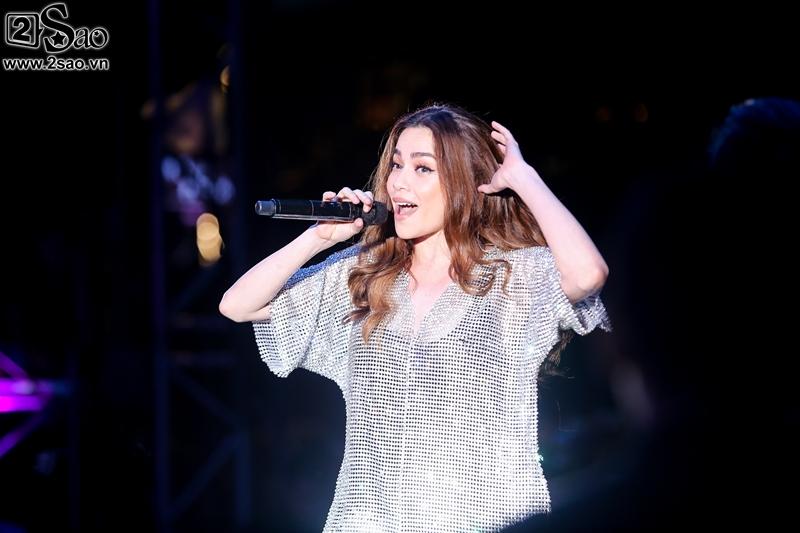 Hà Hồ chỉnh váy cho người mẫu, bị khán giả vây kín phố đi bộ-6