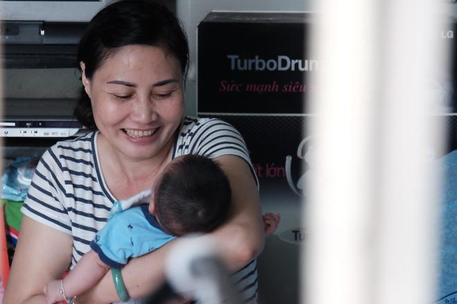 Nhặt được em bé sơ sinh trước cổng chùa, người phụ nữ giúp việc mang về nuôi nấng yêu thương-1